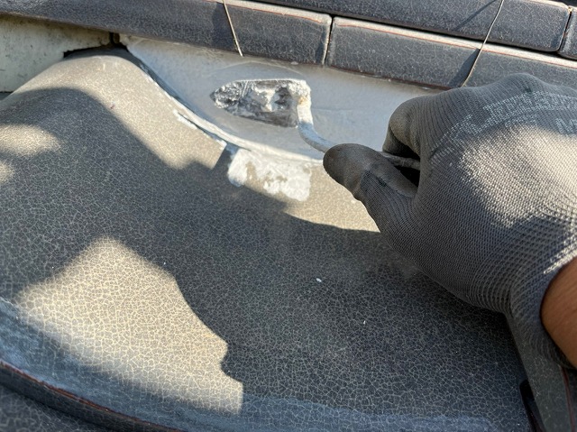 中央市　漆喰作業中の様子こて